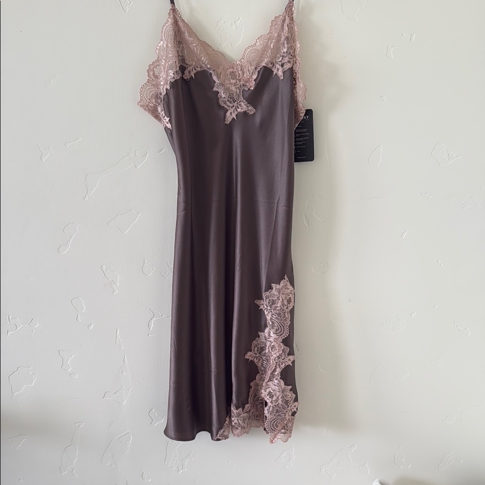 Elegant 100 % Mulberry Silk lace Trim Slip night wear